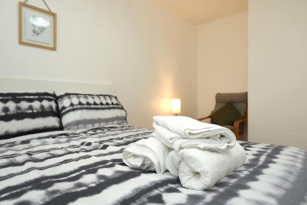 London Oasis Flat With High-Speed Broadband And Free Parking Londres Exterior foto
